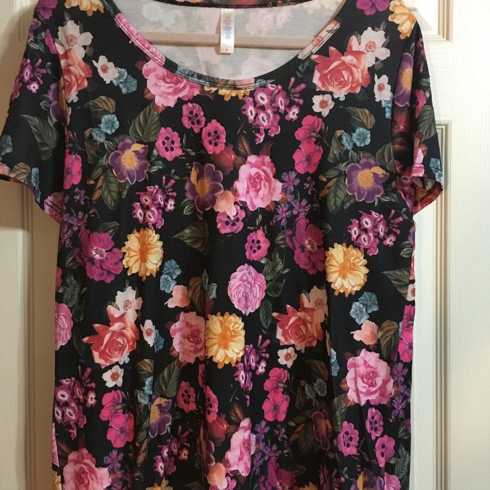 NWOT LuLaRoe Classic tee, size L